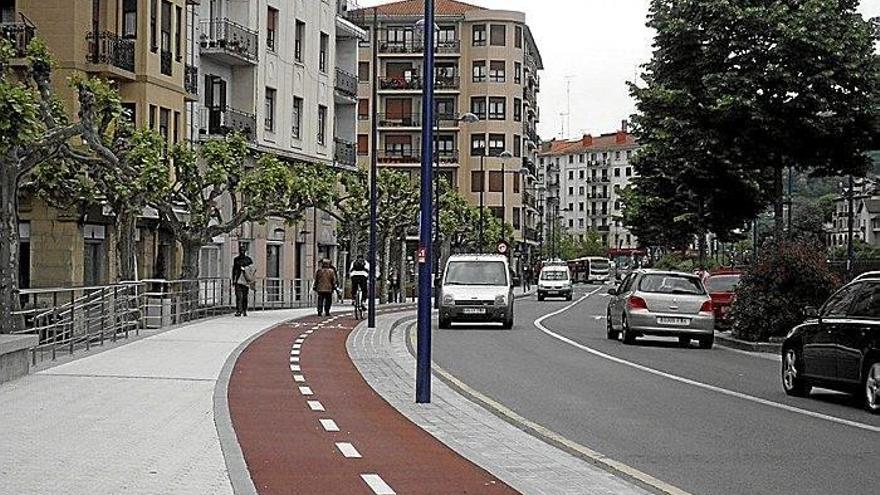 Bidegorri por la Alameda de Gamón de Errenteria y coches circulando por la carretera.