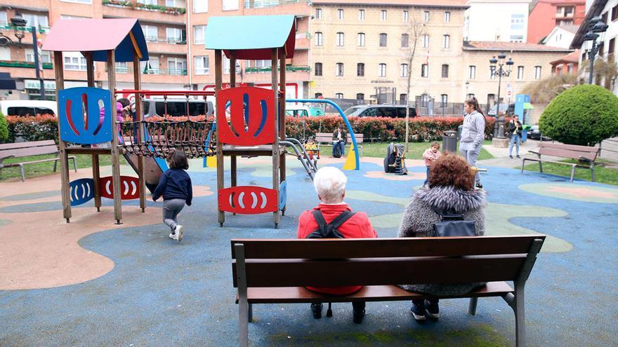 Tres niños juegan en el parque frente a la ikastola donde se confirmó un positivo.