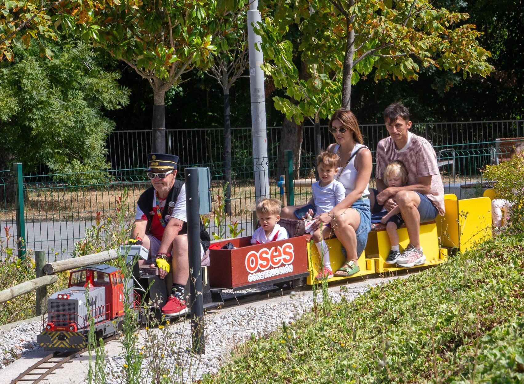 FOTOS | Budimir disfruta con su familia y se monta en el tren de Trinitarios
