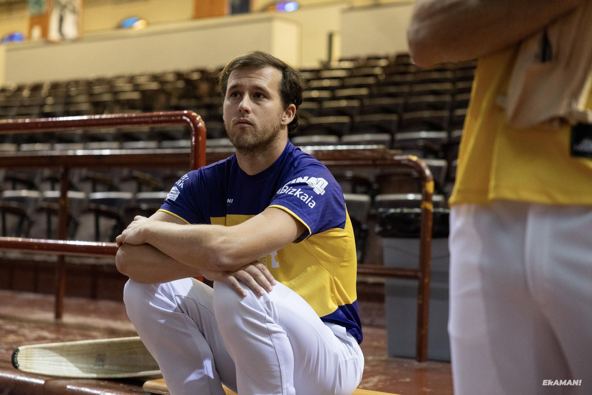 Barandika-López y Urreisti-Basque eligen material para la final de la Jai Alai League en el frontón Carmelo Balda de Donostia.