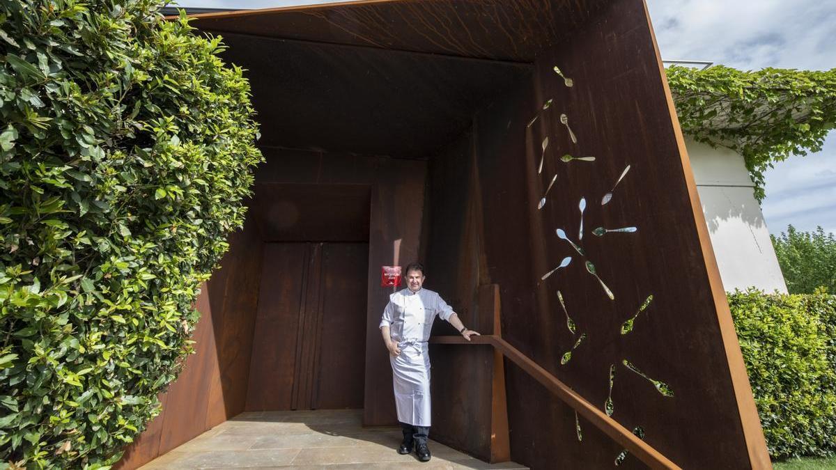 Martín Berasategui en la entrada de su restaurante de Lasarte.