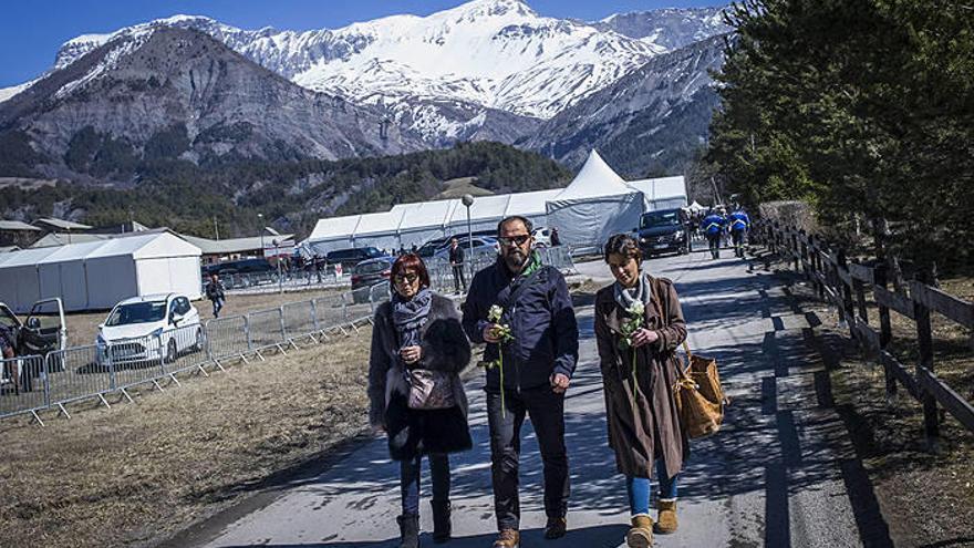 Algunos familiares de las víctimas del accidente de Germanwings tras homenajear a sus allegados en una ceremonia celebrada en Le Vernet