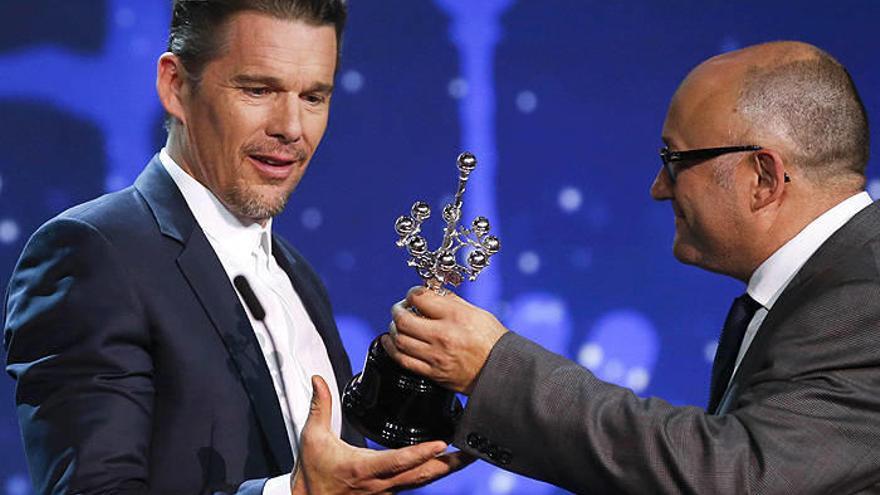 El actor norteamericano Ethan Hawke (i) recibe el Premio Donostia de manos del director de la 64 edición del Festival Internacional de Cine de San Sebastián, José Luis Rebordinos