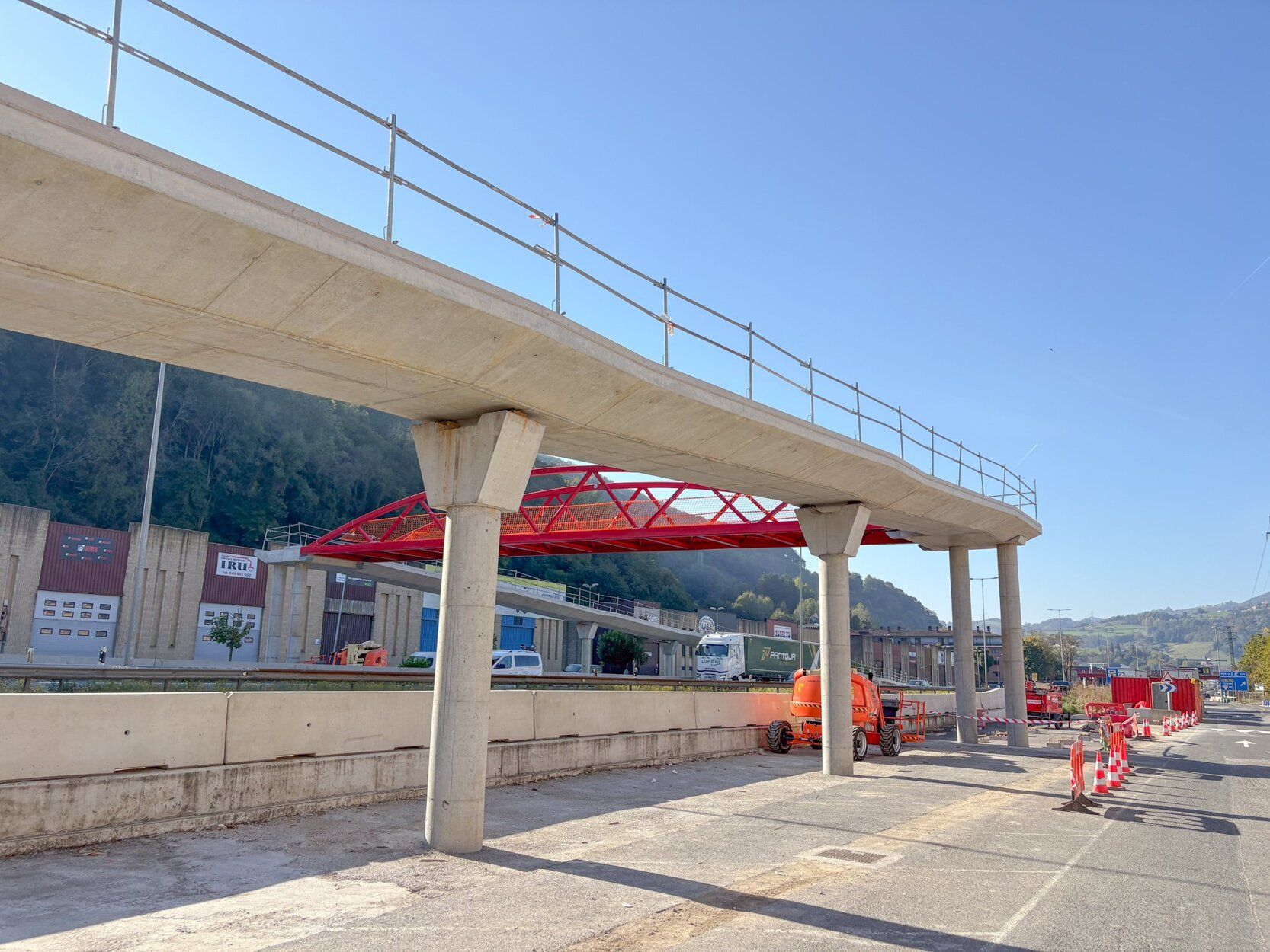 Instalación de la pasarela sobre la N-1