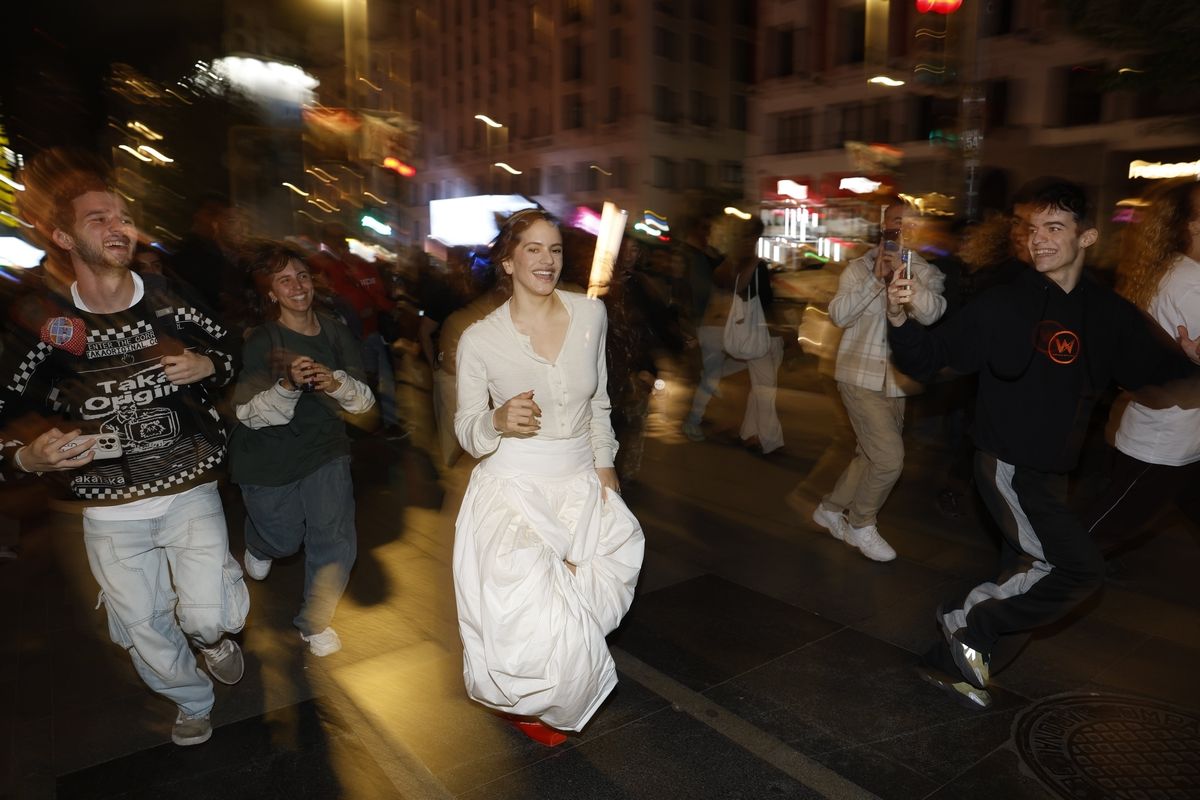 Rosalía presenta su disco en las pantallas de Callao y desaparece entre miles de fans