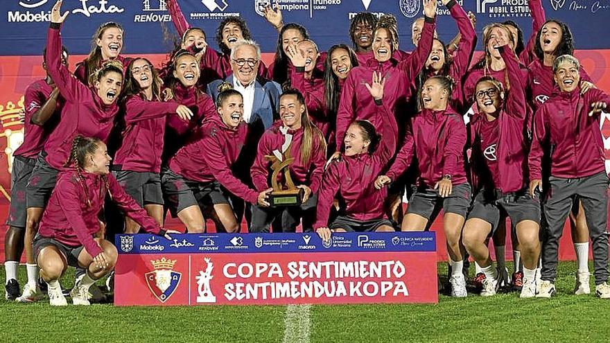 El Tenerife posa con el trofeo de campeonas. 