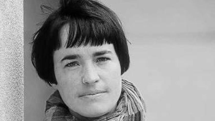Ana Rodríguez de Almeida posa con su último libro.