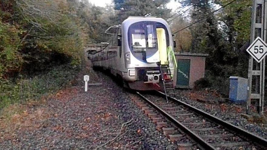 Dos heridos al descarrilar un tren en Itziar
