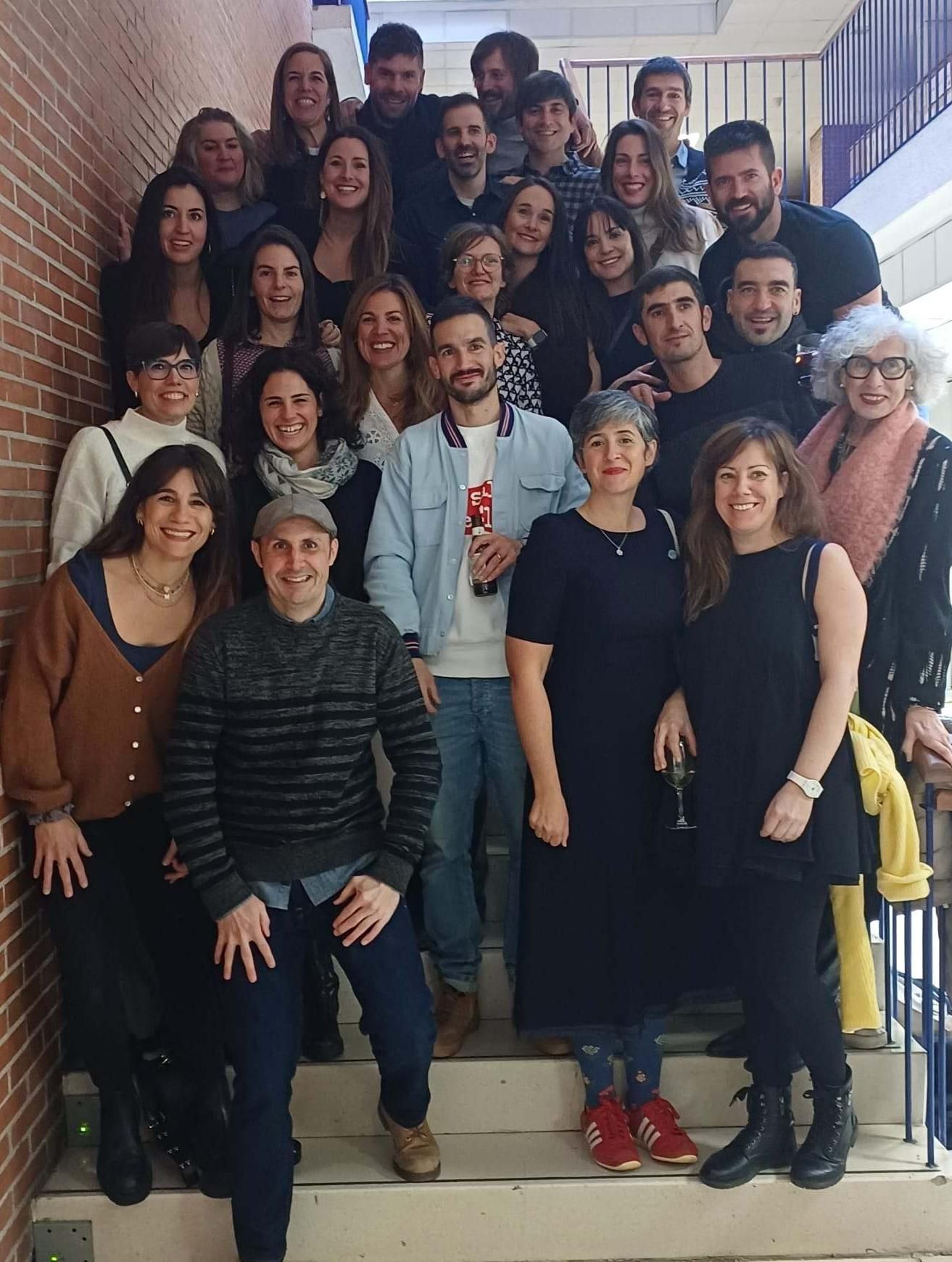 La clase D posa en las escaleras