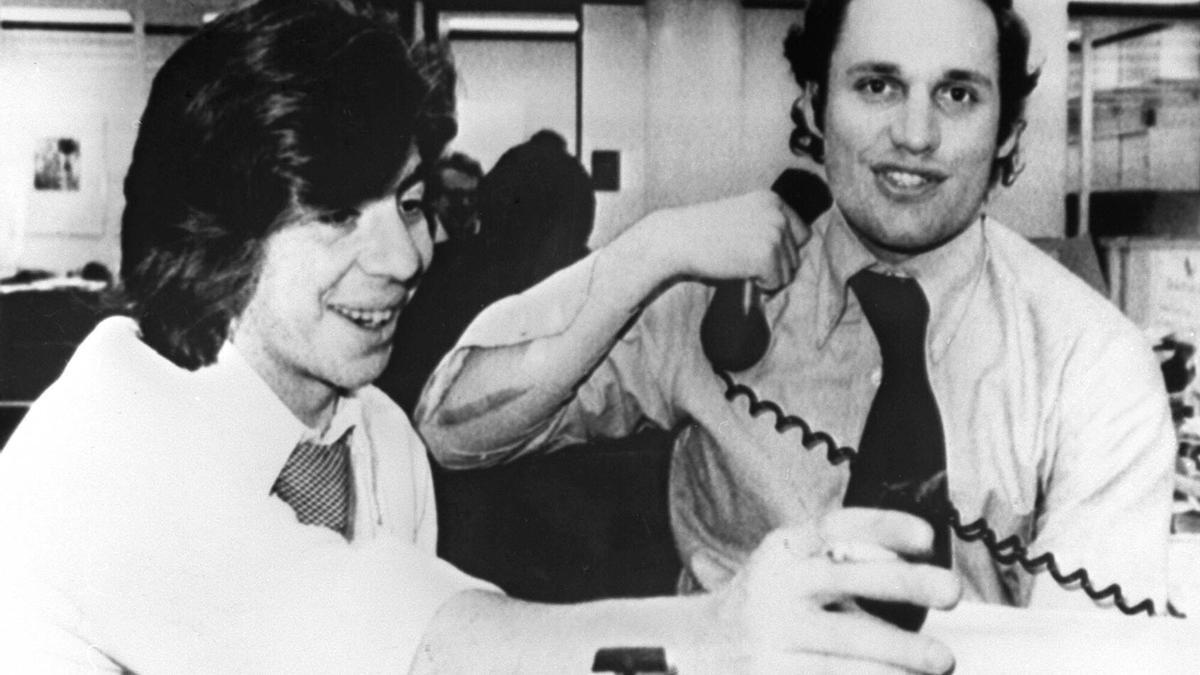 Los dos redactores que desvelaron el caso &quot;Watergate&quot;, Carl Bernstein (i) y Robert Woodward (d), que acaban de recibir la noticia de la obtención del Premio Pulitzer.