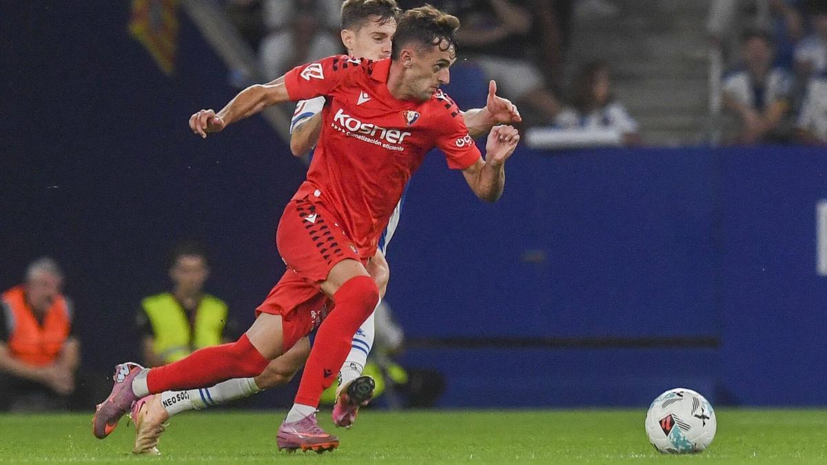Aimar Oroz conduce el esférico durante el partido.