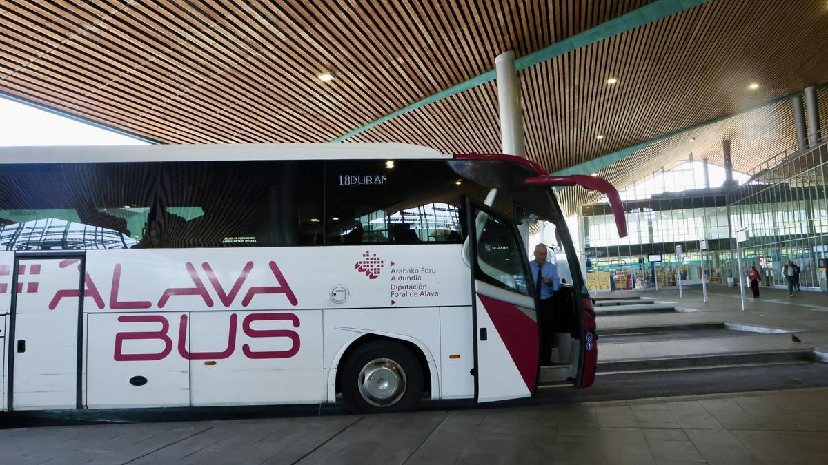 Vehículo de Alavabus en la estación de autobuses.