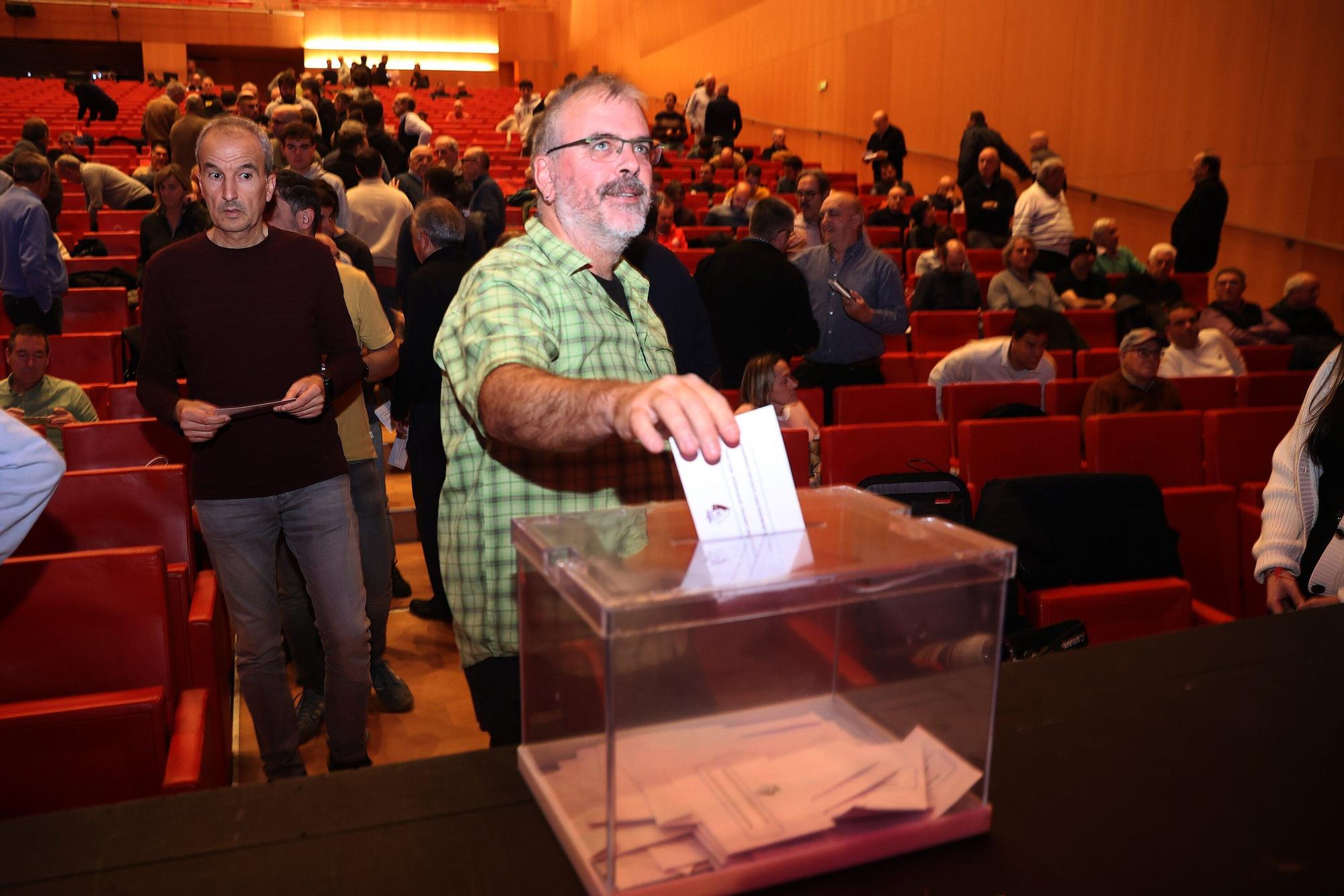 Fotos de la Asamblea de socios de Osasuna en Baluarte