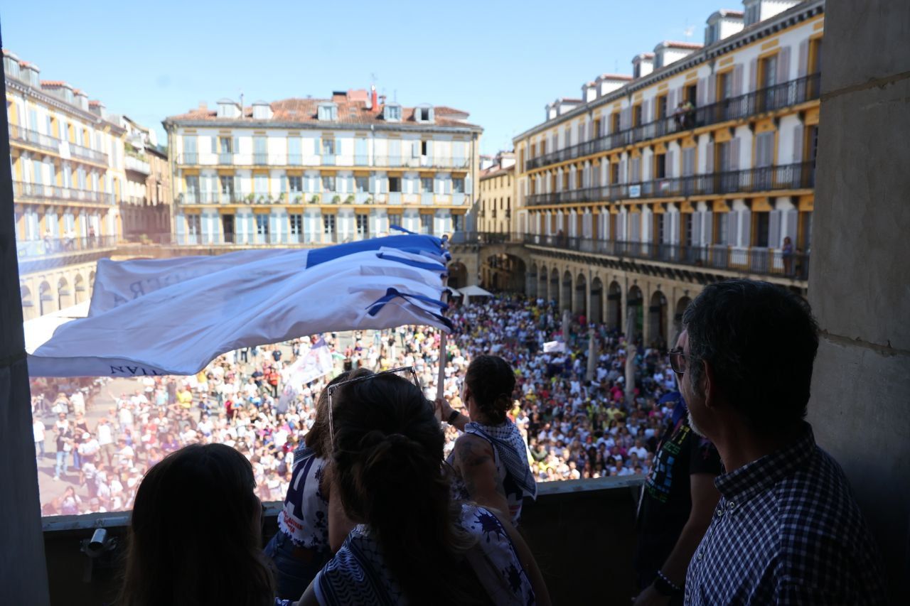 Recibimiento a Donostia Arraun Lagunak en la plaza de la Constitución