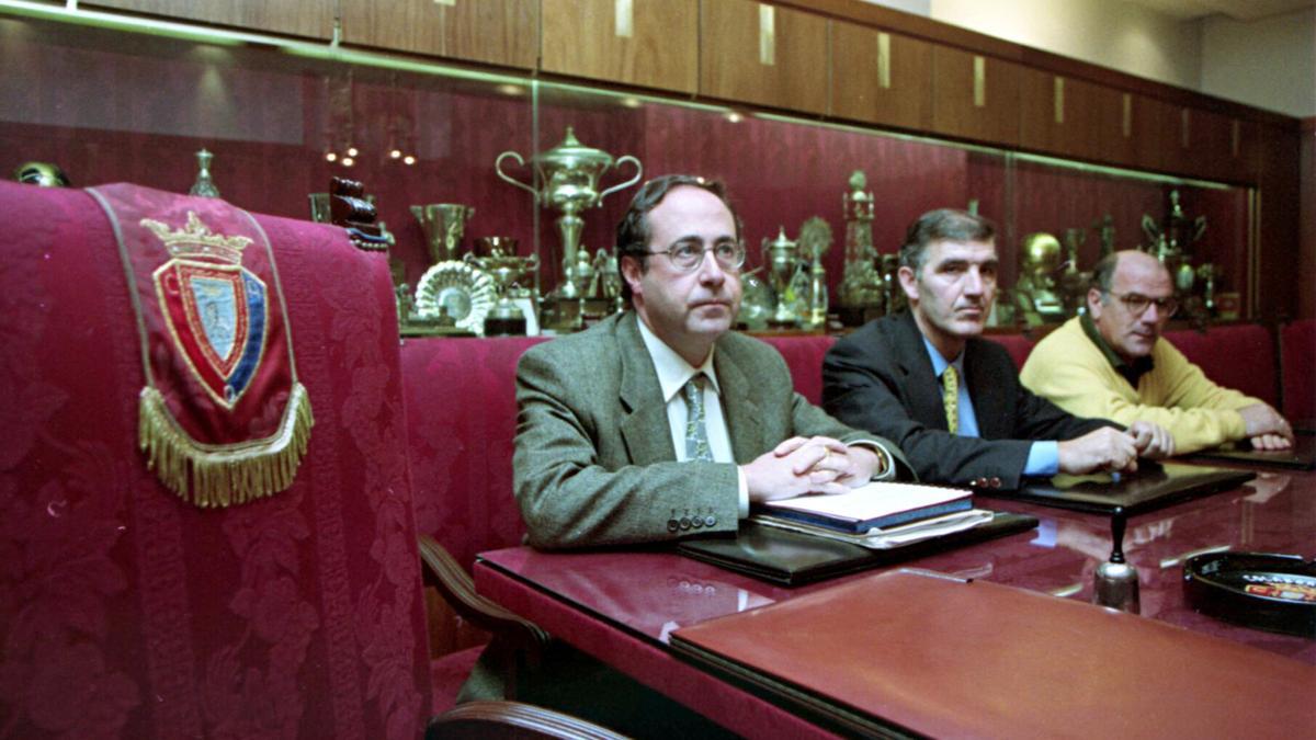 Miembros de la nueva Junta Gestora de Osasuna, junto al sillón presidencial vacío tras la dimisión de Juan Luis Irigaray.