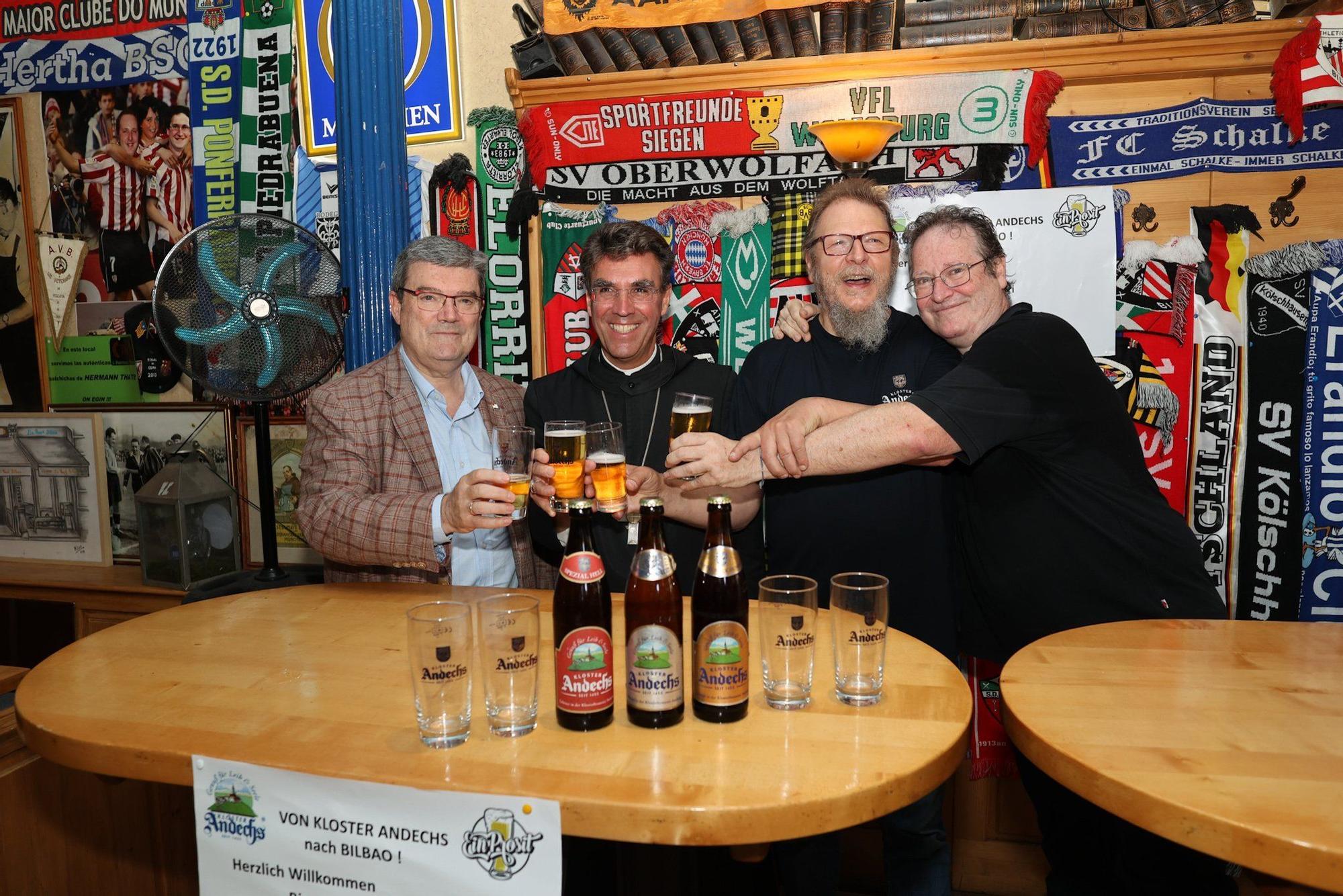 El abad benedictino Johannes Eckert presenta en Bilbao las cervezas que produce en el monasterio de Andechs