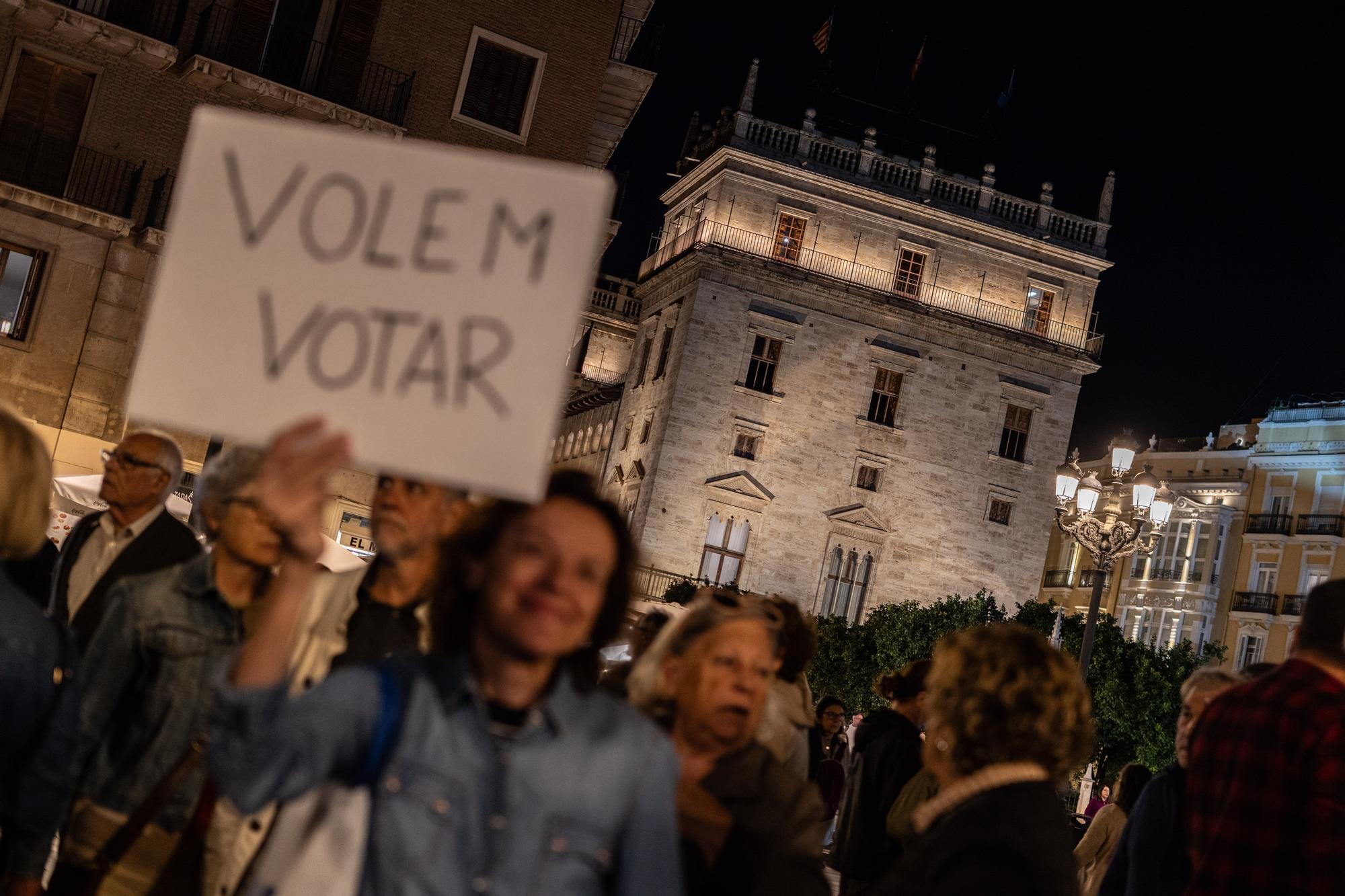 Una concentración ciudadana en València celebra la marcha de Mazón
