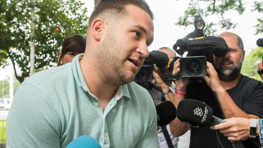 Angel Prenda critica el cierre de su club  de fans en Facebook