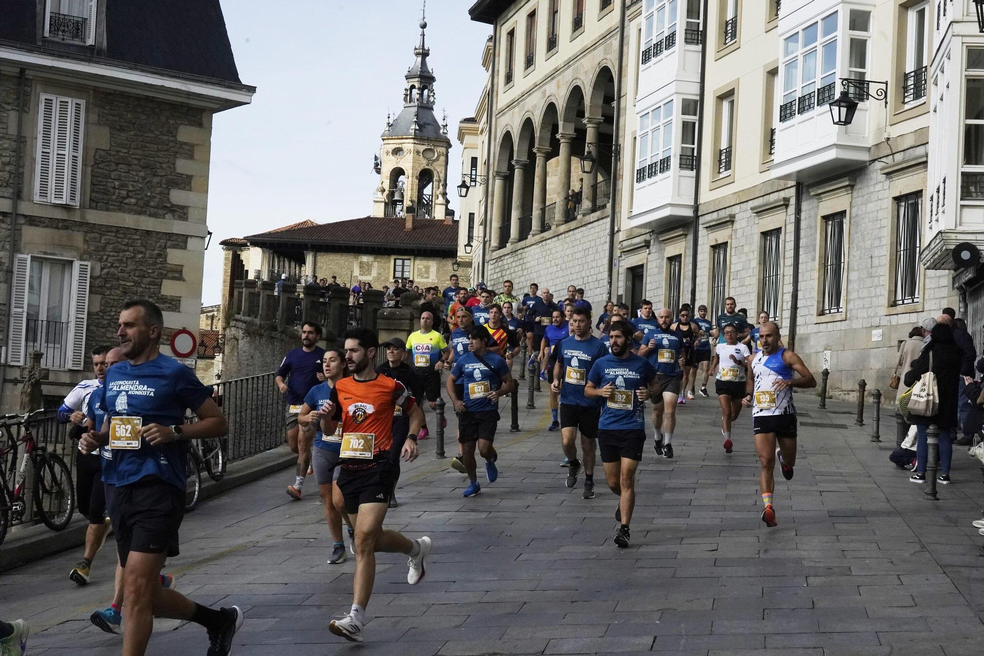 En imágenes: Miles de personas conquistan la Almendra de Gasteiz