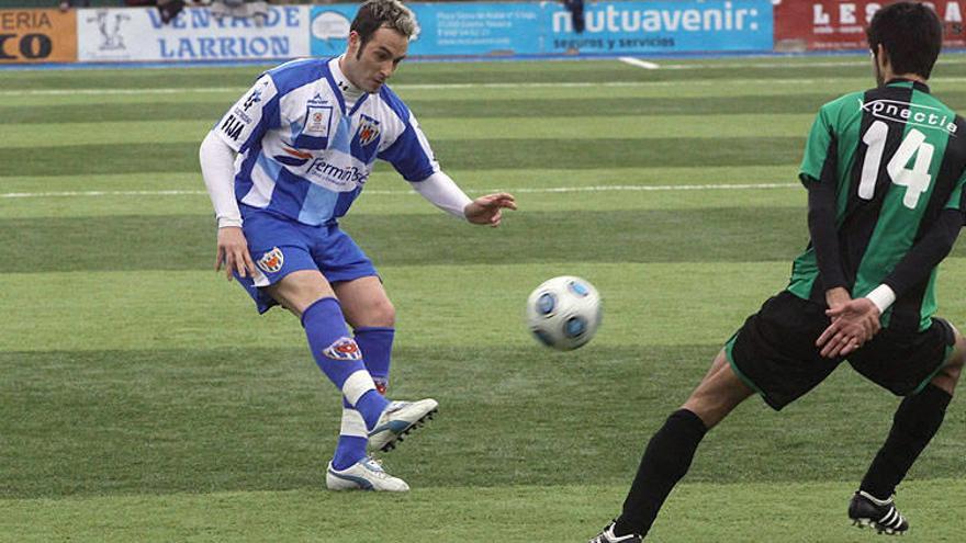 Xabi Aguinaga golpea el esférico en el partido contra el Sestao River.