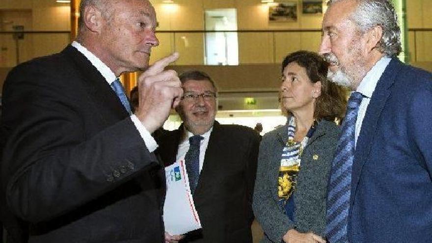Alain Rousset y Julio Gómez Pomar conversan ante Alain Vidalies  y Ana Oregi en el Foro del Corredor Atlántico.