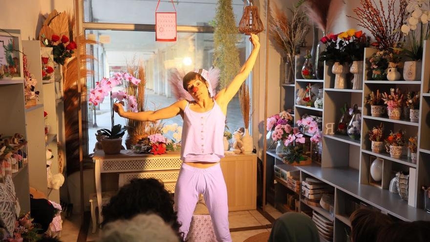 El ciclo de teatro y danza ‘150 gramos. Dendaz Denda 2026’ dinamizará el comercio local de Vitoria-Gasteiz del 14 al 17 de abril
