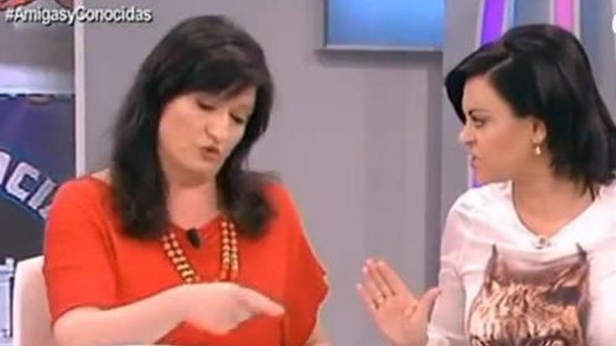 A la derecha, Teresa Bueyes, la tertuliana de TVE.