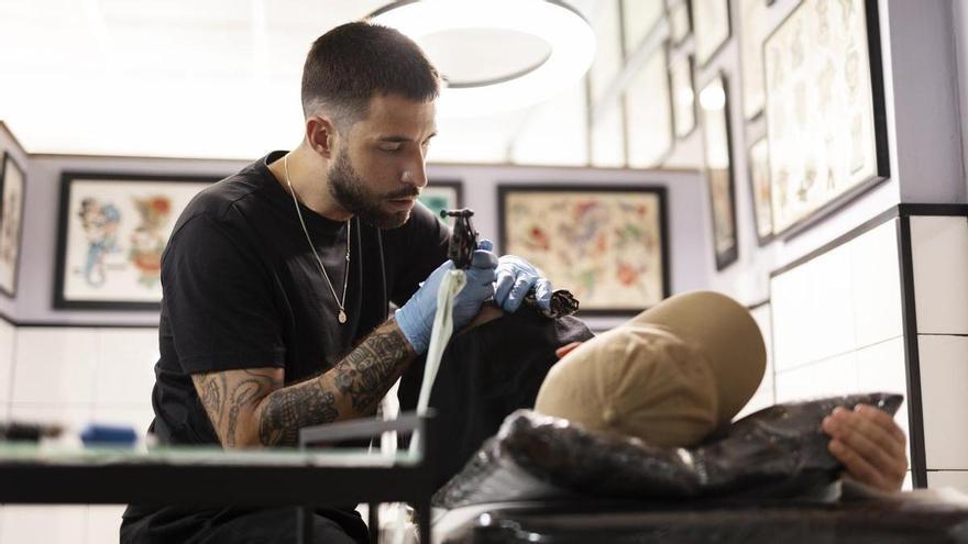 Sanidad retira del mercado una tinta de tatuaje no apta para su uso