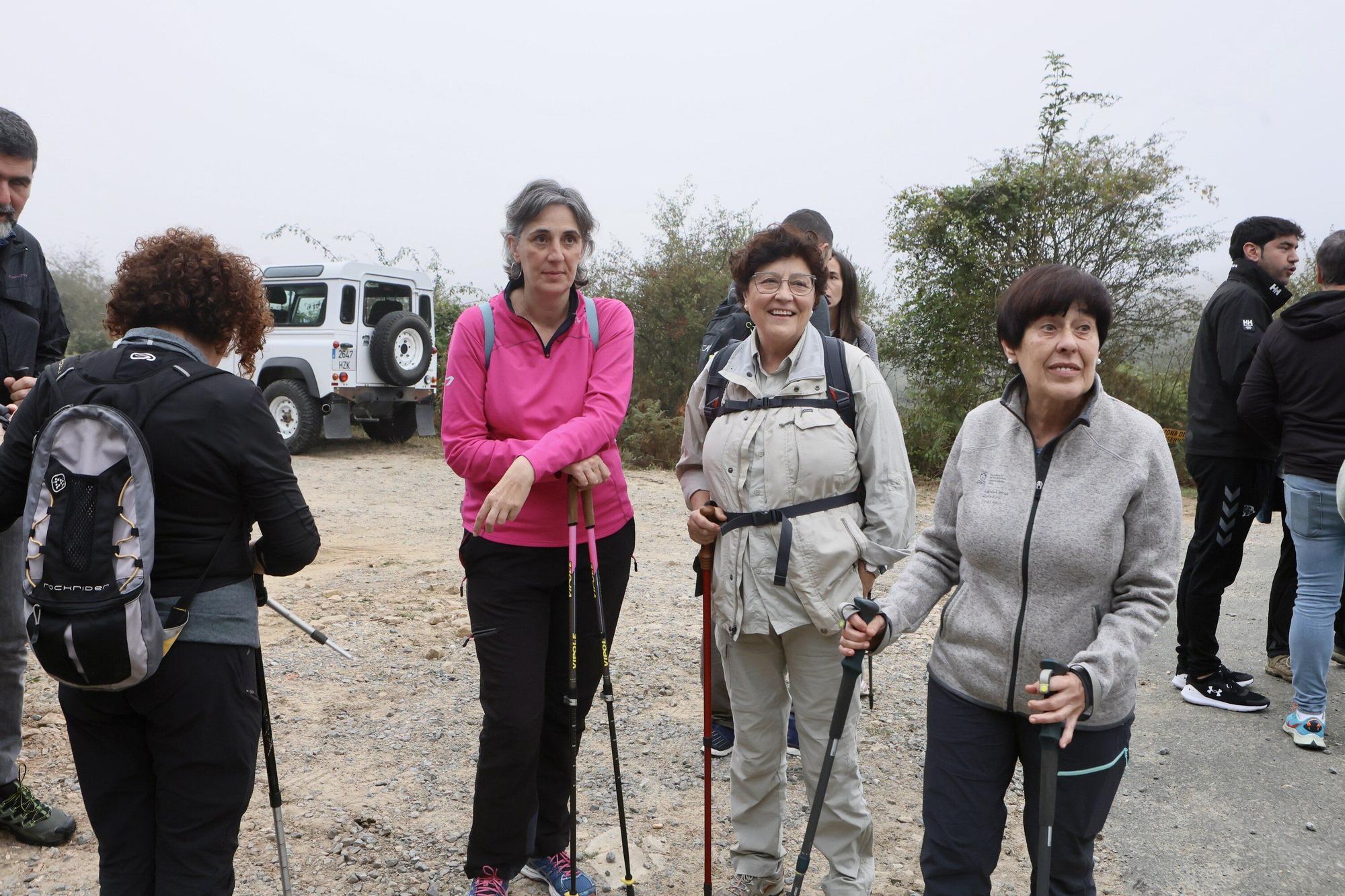 En imágenes: La corporación municipal recorre los mojones en el Día de Olarizu