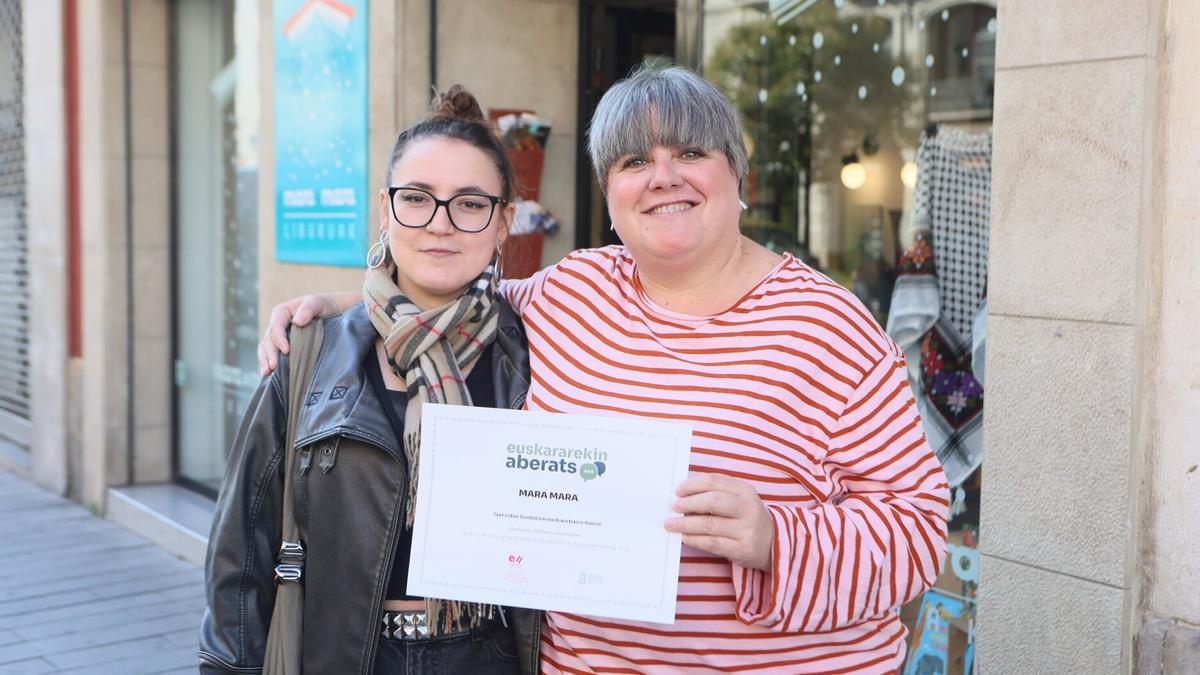 Entrega de diploma a participantes destacados del programa &#039;Euskararekin aberats&#039;.
