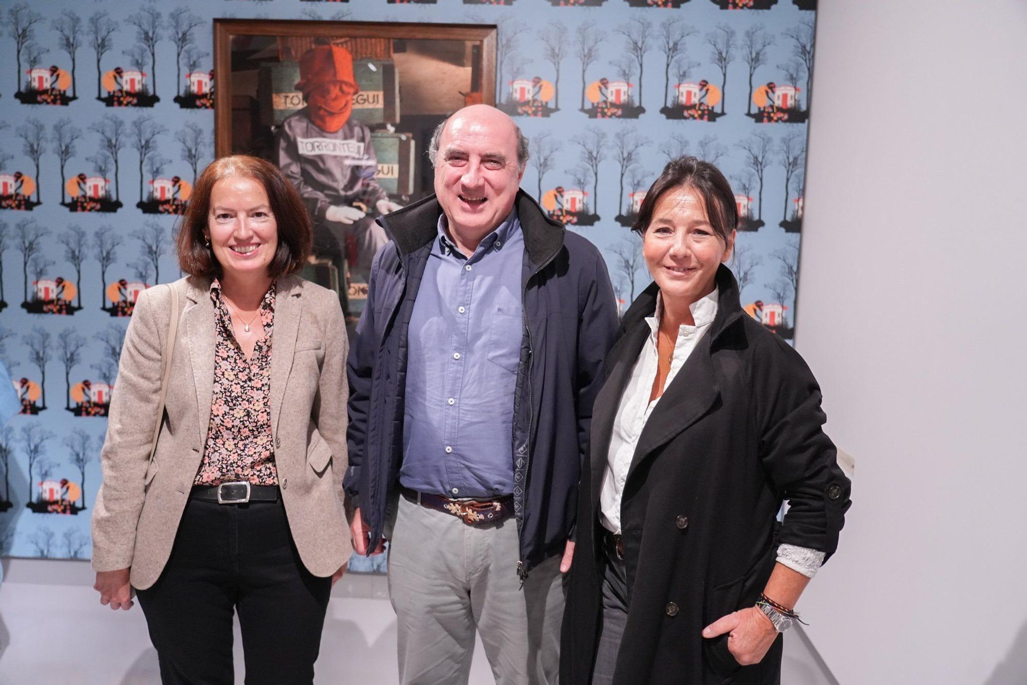 María Eugenia Guinea, Bosco Olabarri, hermano de la artista, y Enriqueta Arbeo.