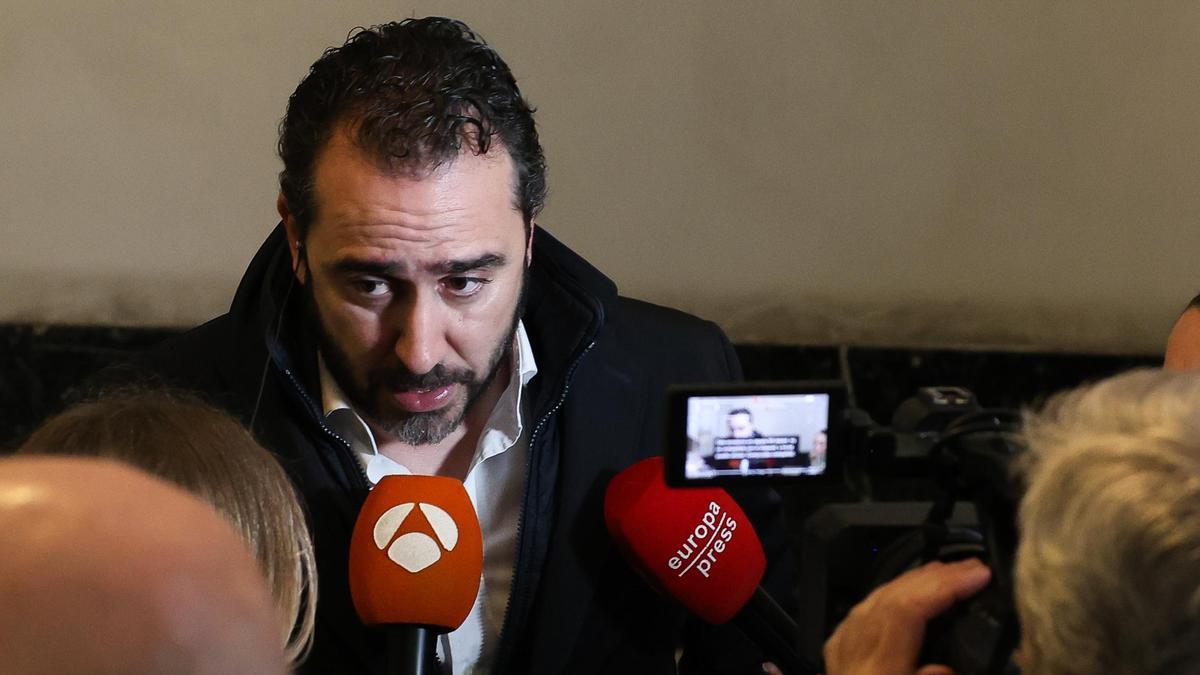 El empresario, Víctor de Aldama, atiende a los medios. El empresario, Víctor de Aldama, atiende a los medios.