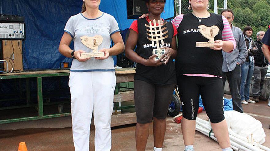 Xanta Souza (c), con la txapela de campeona de Euskadi.