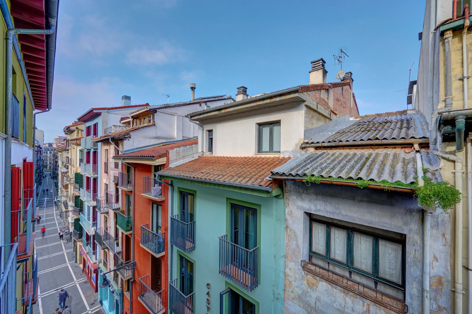 Un ático tríplex con alma en plena calle San Nicolás: vivir el Casco Viejo desde dentro