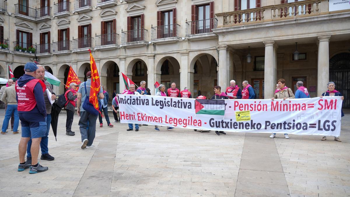 Pensionistas durante una protesta frente al Ayuntamiento de Gasteiz
