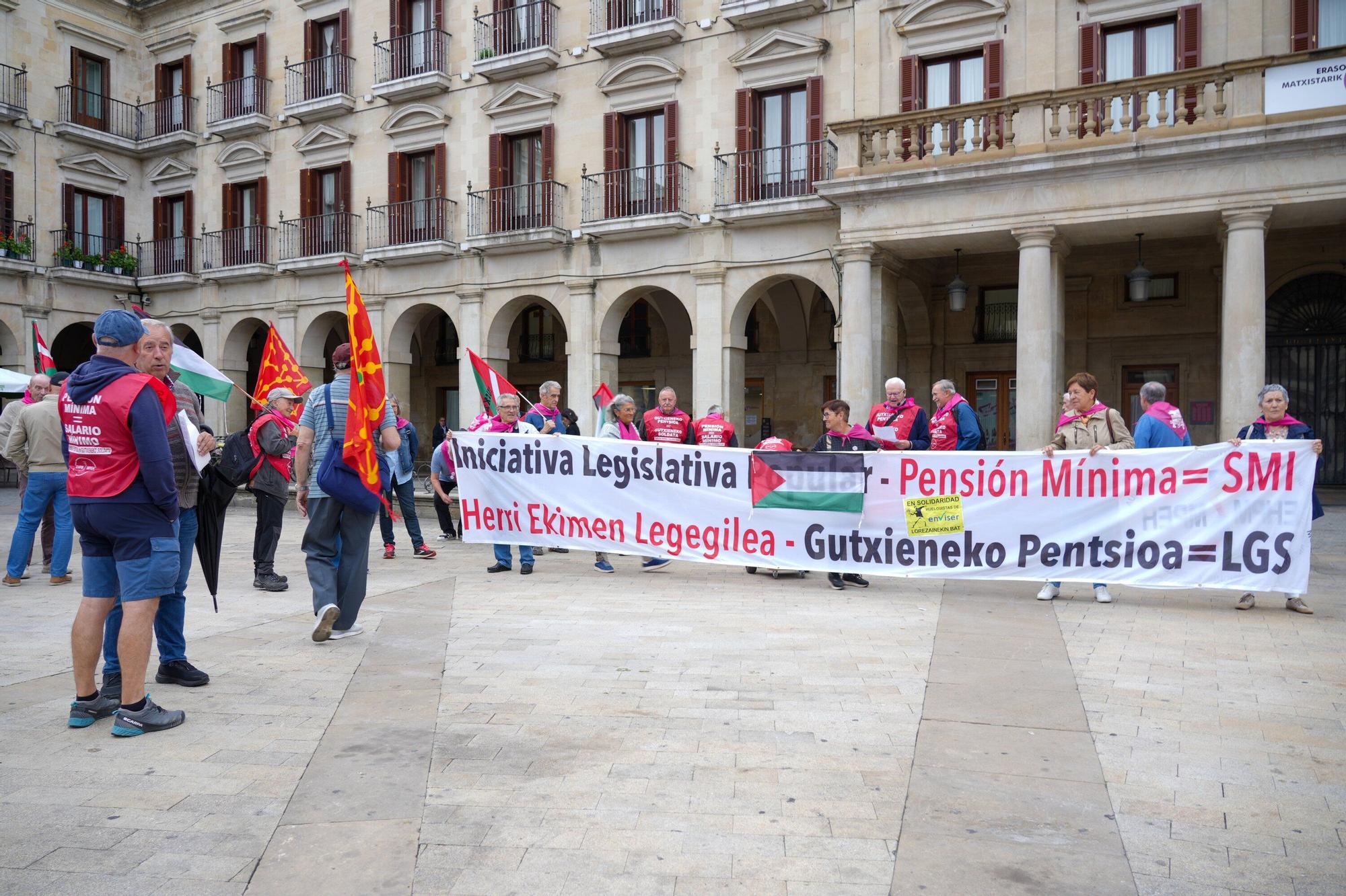 En imágenes: Los pensionistas retoman sus concentraciones en Vitoria
