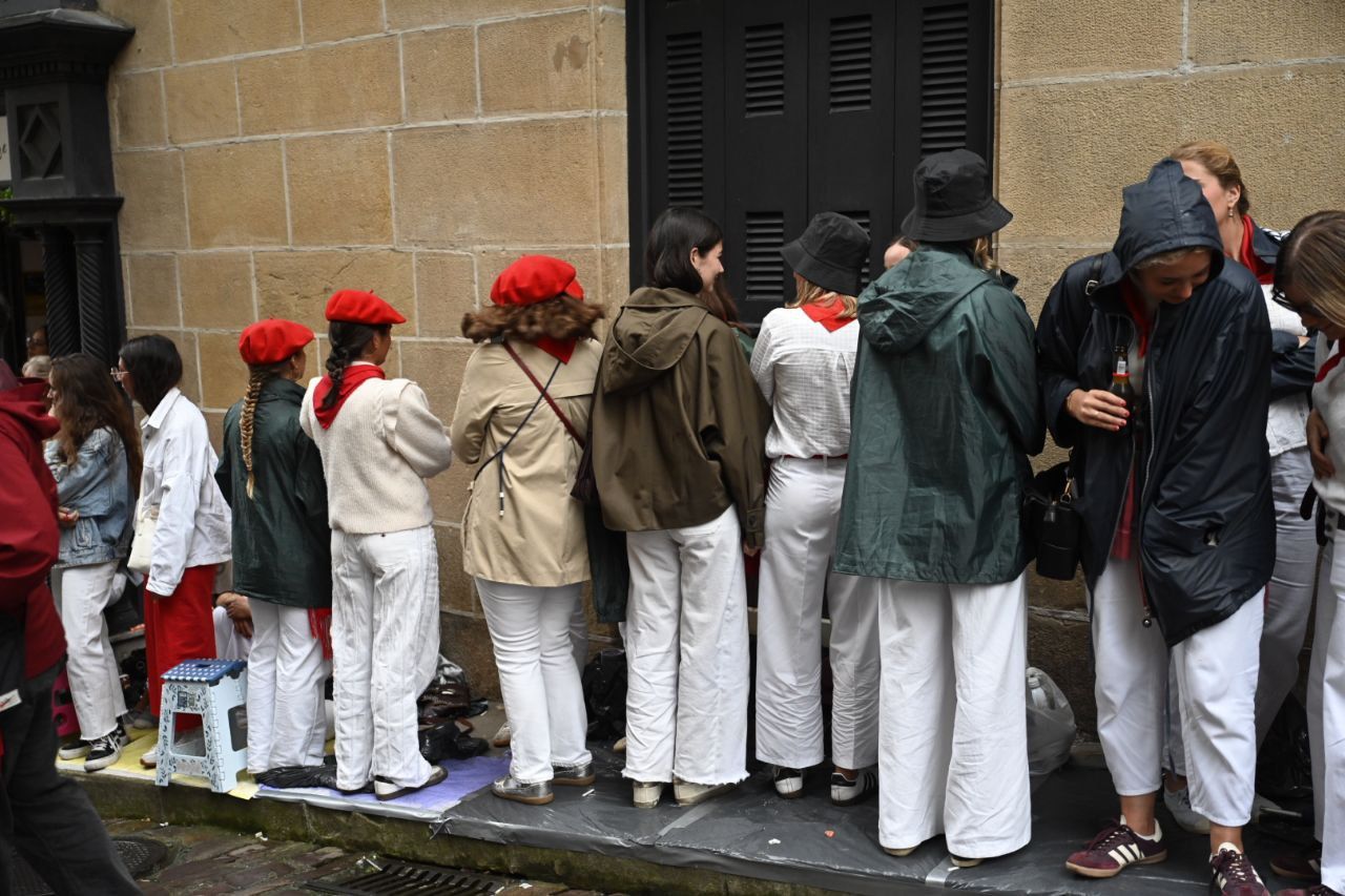 La compañía Jaizkibel desfila en Hondarribia