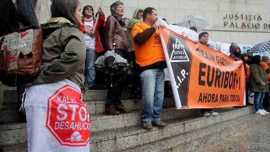 Un instante de la concentración celebrada ayer en Donostia.