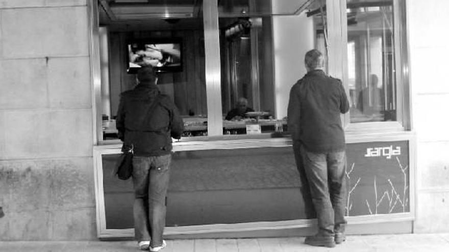 Dos personas toman sus consumiciones en un céntrico bar de Irun.