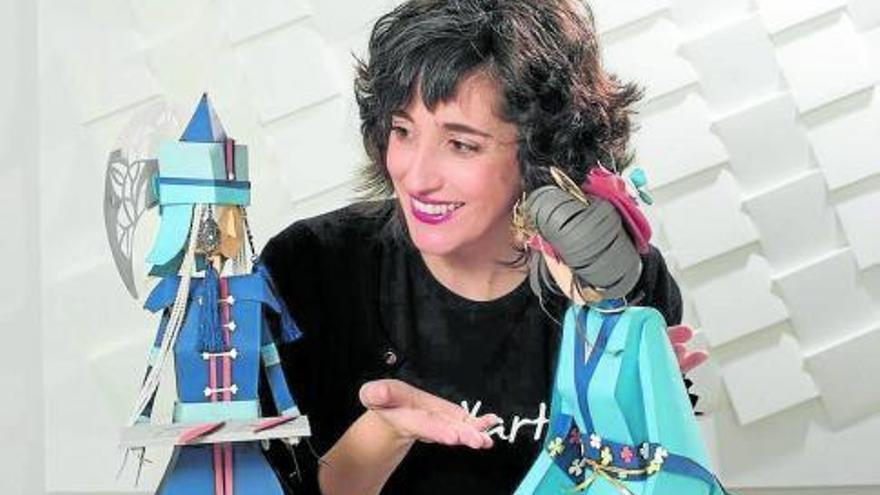 La artista Mila García junto a una de sus creaciones. Foto: cedida