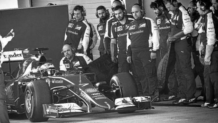 El ‘box’ de Ferrari, atendiendo a Kimi Raikkonen en las sesiones de pretemporada en Jerez.