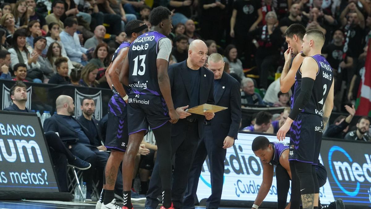Jaume Ponsarnau reparte instrucciones a sus jugadores.