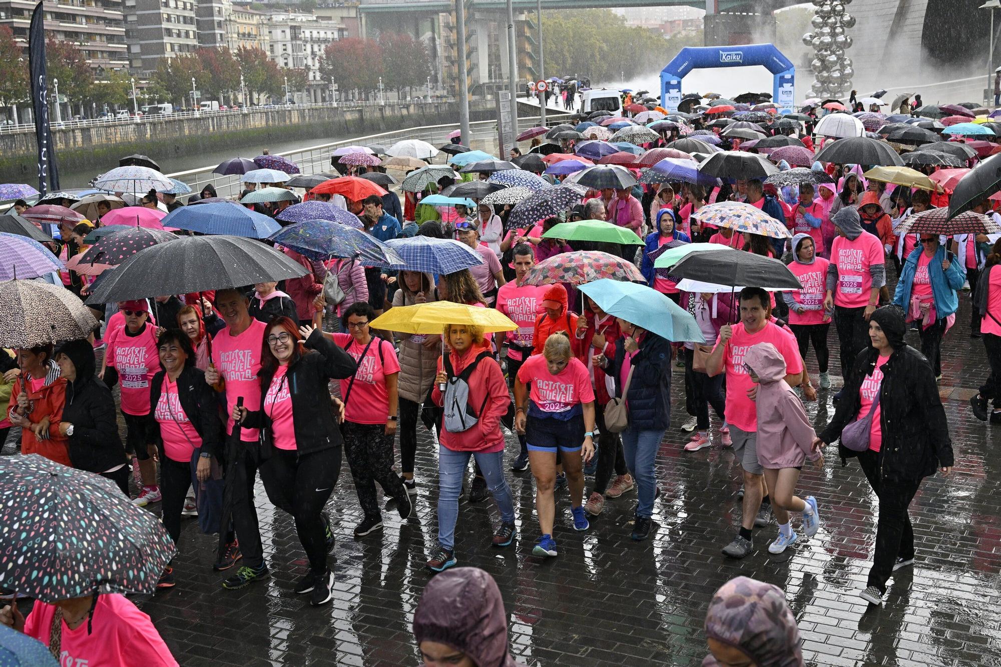 En imágenes: los paraguas tiñen la marea rosa de Bilbao