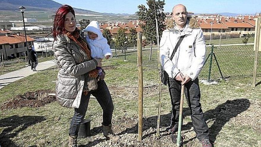 La pequeña June con sus padres.