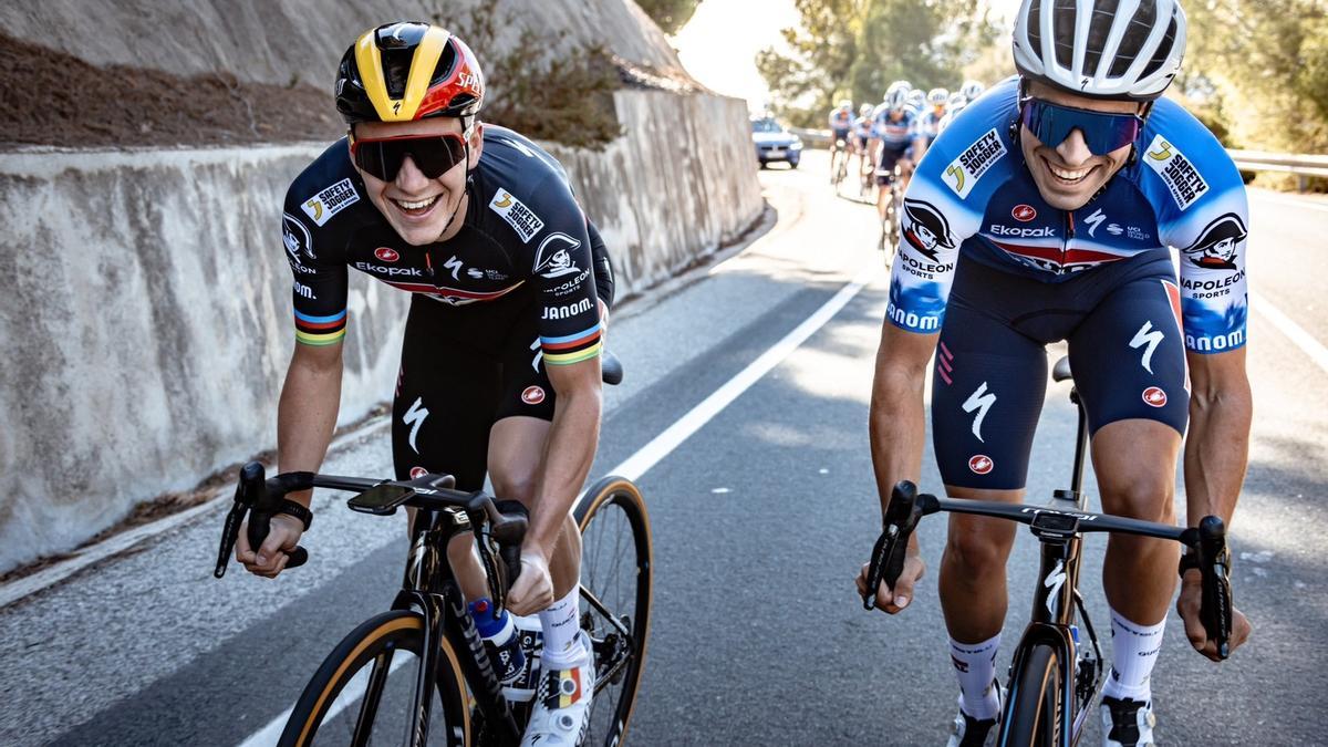 Remco Evenepoel y Mikel Landa ruedan juntos.