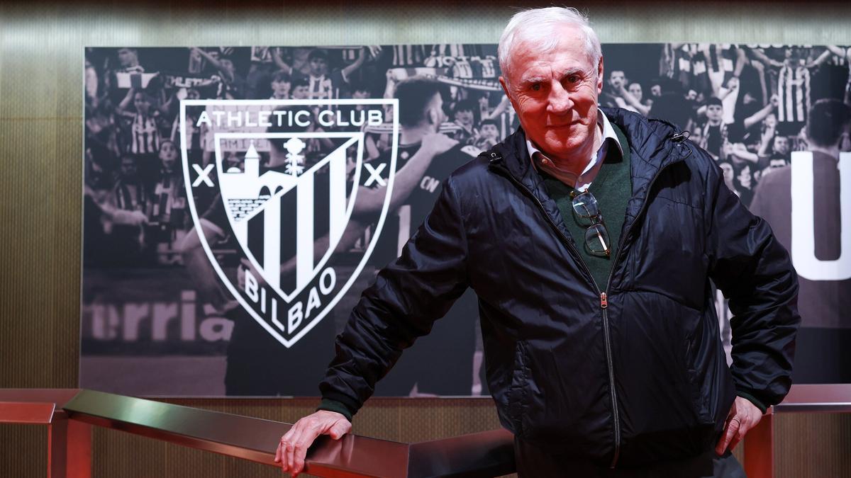 Luis Fernández posa en la sala de prensa de San Mamés.
