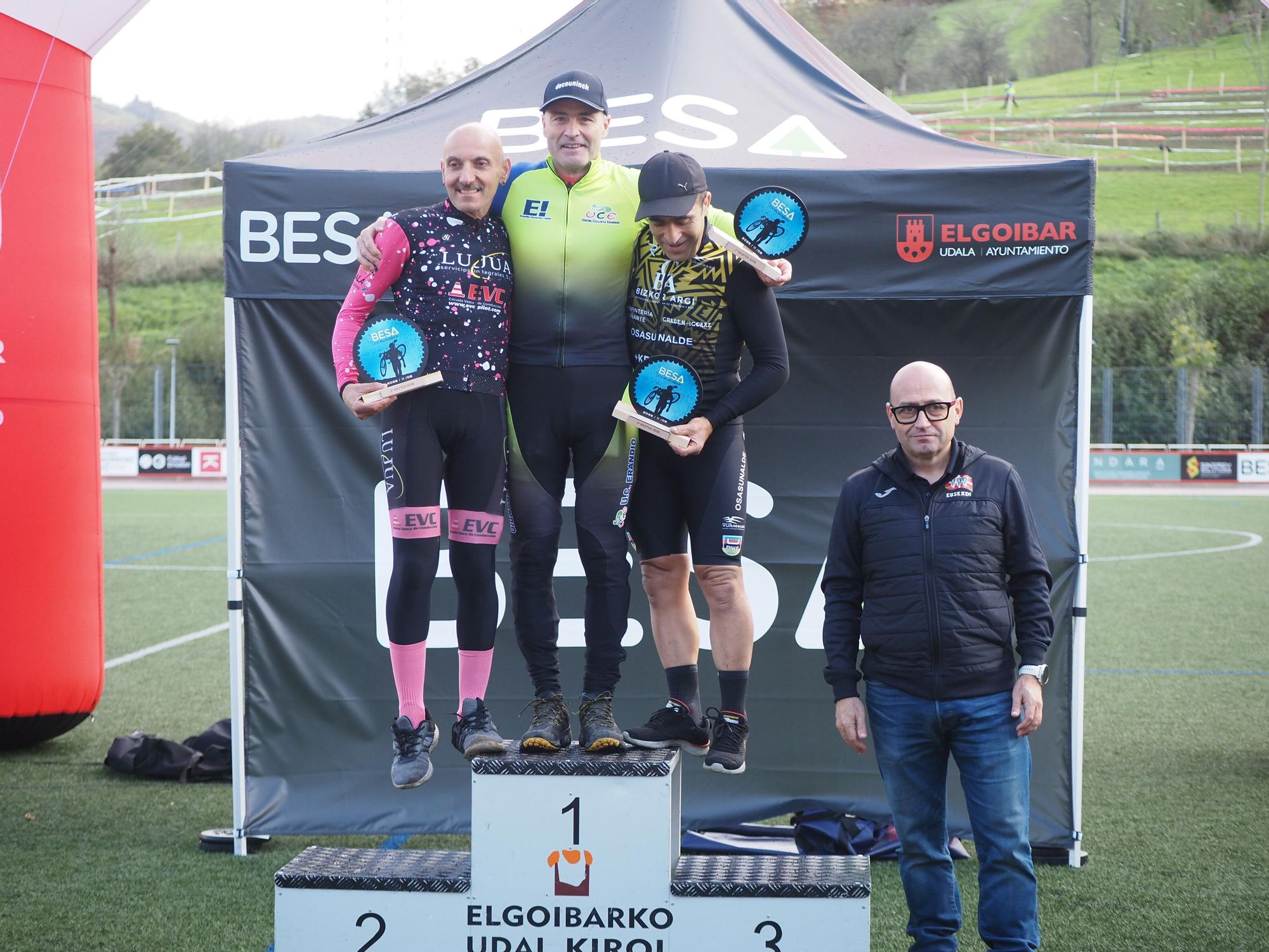 El barro se sumó al espectáculo de ciclocross en Elgoibar