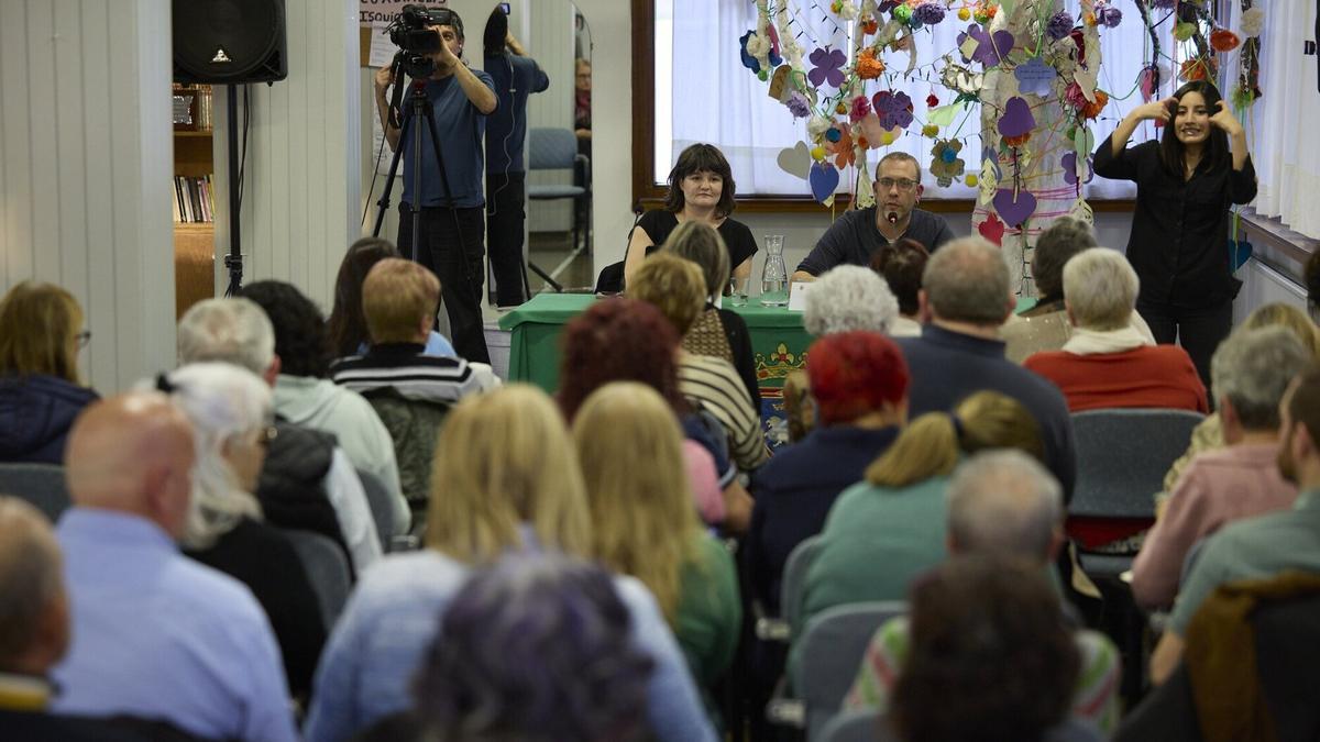 Vecinos de Etxabakoitz, en el último foro de barrio.