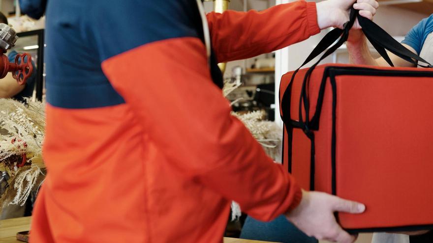 Condenado en Pamplona un repartidor de comida que volvió a casa de una clienta quejosa para amenazarla de muerte