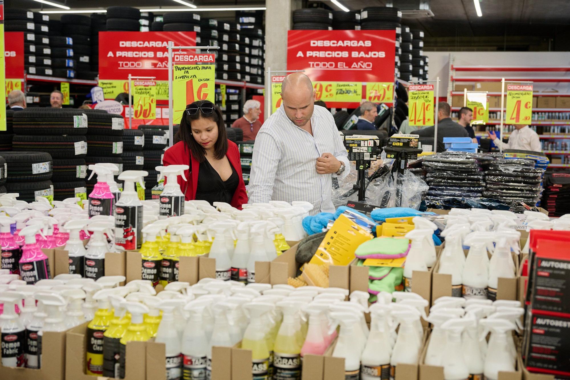 Fotos de la inauguración oficial de la nueva tienda de Carter-Cash en Pamplona